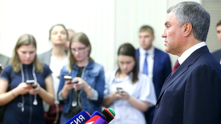 Вячеслав Володин выступает перед журналистами