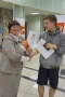Председатель УИК №2126 вручает шоколадку новобранцам